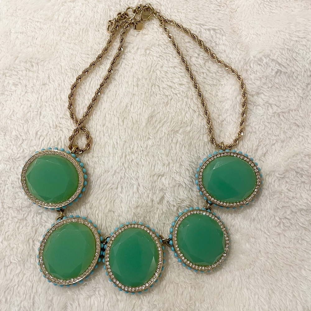 Green necklace in good condition!